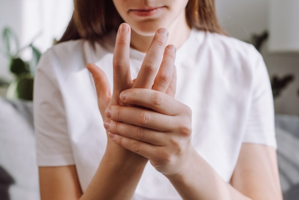 Mujer con fractura de un dedo