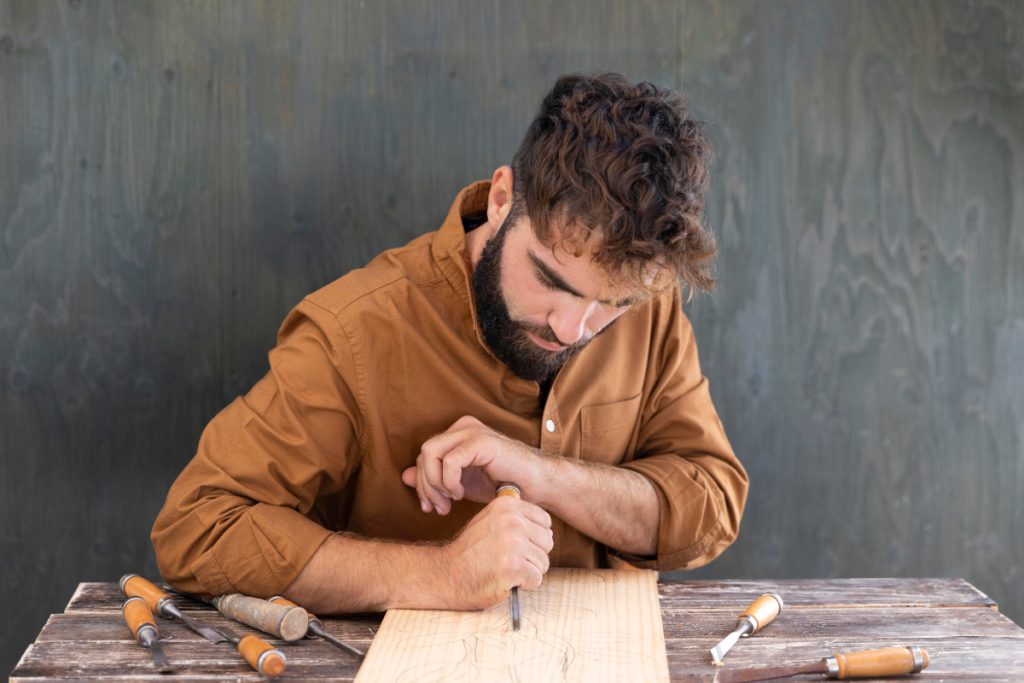 Carpintero trabajando con madera gubias